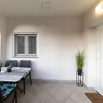 Micic By Belmont Realty Apartment