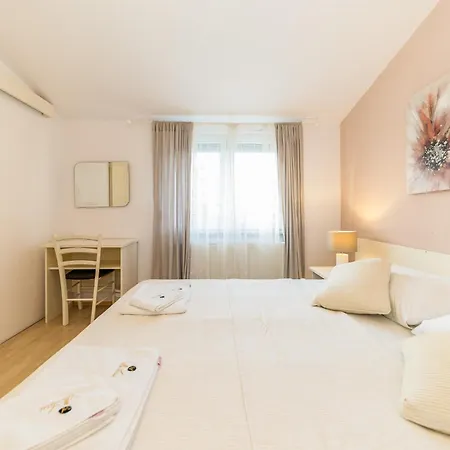 Micic By Belmont Realty Apartment *