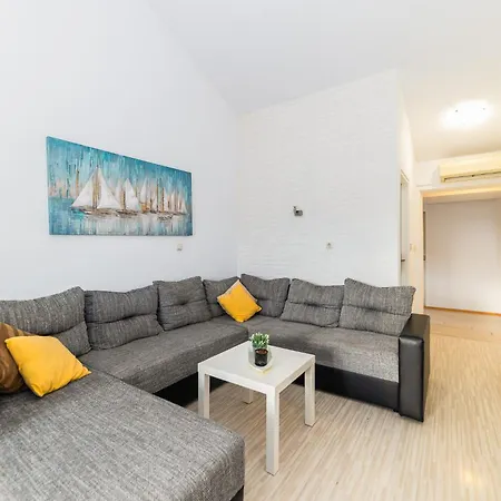 Micic By Belmont Realty * زادار